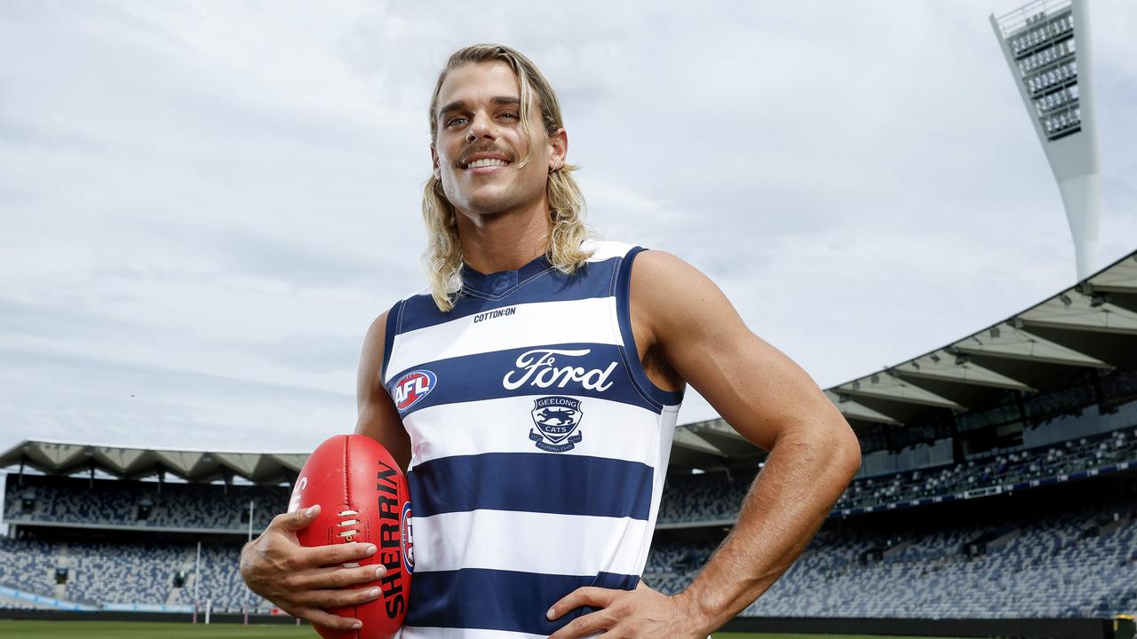 NCA. MELBOURNE, AUSTRALIA. October 17 , 2024. AFL. Bailey Smith tries on the hoops for the first time after being traded to Geelong from the Western Bulldogs . . Pic : Michael KleinÃ&#137;.. BAZ