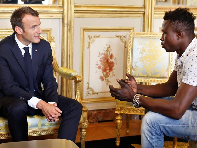 French President Emmanuel Macron (L) speaks with Mamoudou Gassama, 22/ Picture: Thibault Camus/AFP