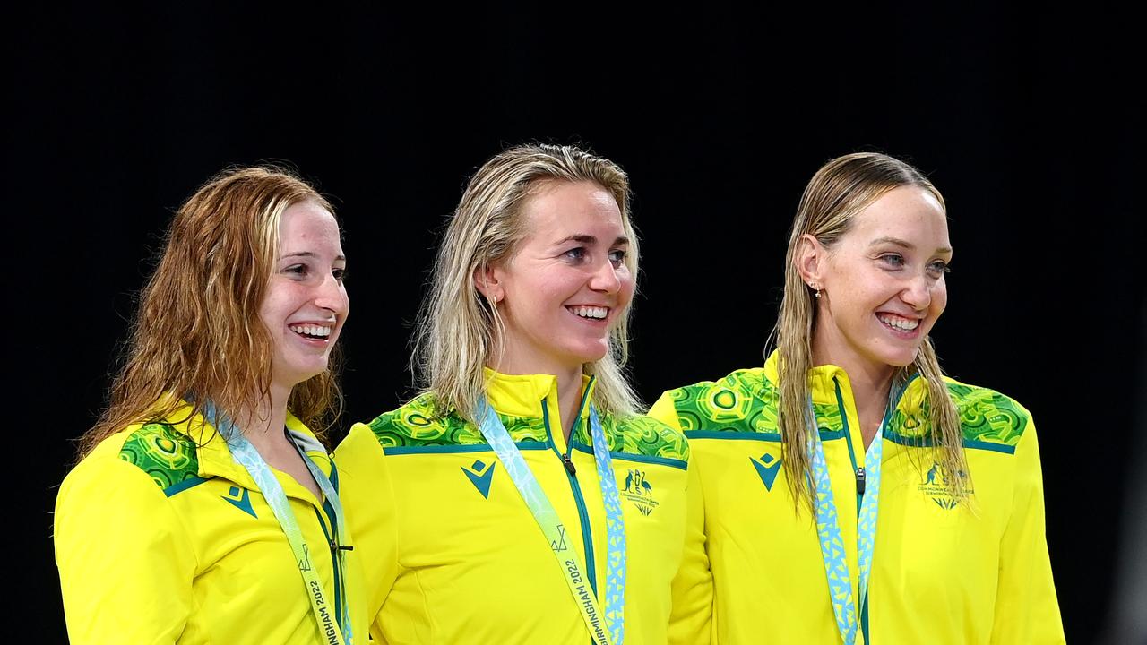 SMETHWICK, ENGLAND - JULY 29: (L-R) Silver medalist, Mollie O'Callaghan of Team Australia, Gold medalist, Ariarne Titmus of Team Australia and Bronze medalist, Madison Wilson of Team Australia pose with their medals during the medal ceremony for the Women's 200m Freestyle Final on day one of the Birmingham 2022 Commonwealth Games at Sandwell Aquatics Centre on July 29, 2022 on the Smethwick, England. (Photo by Quinn Rooney/Getty Images)