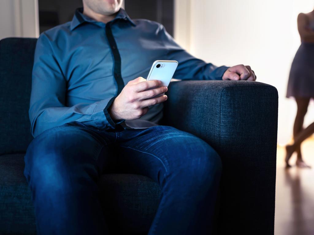 The man’s girlfriend looked on his phone after suspecting him of cheating on her. (iStock)