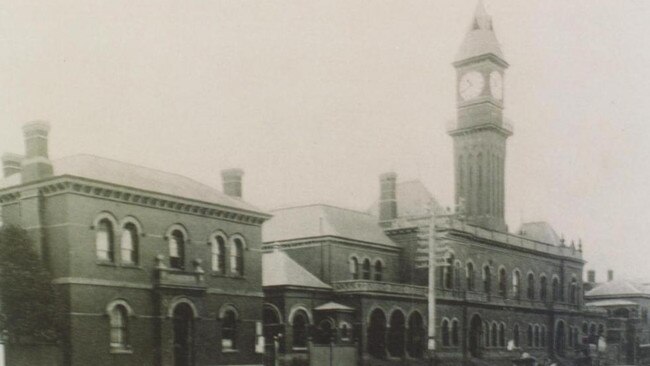 Richmond Town Hall and police station in 1912. Source: Victorian Places/John Young Collection