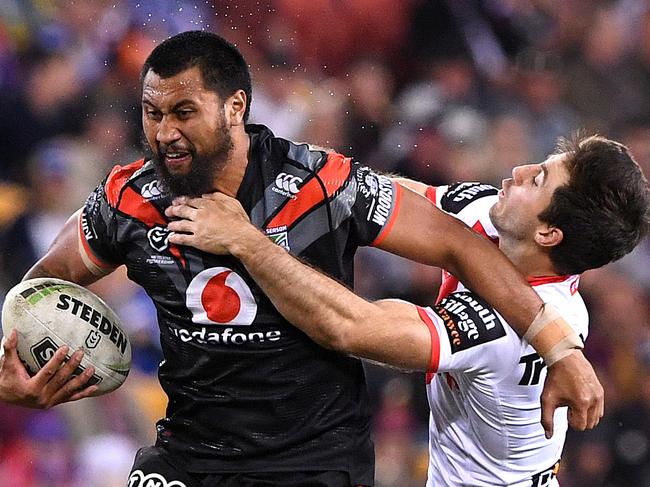 Ben Hunt of the Dragons attempts to tackle Liligiifo Sao of the Warriors during the Round 9 NRL match between the New Zealand Warriors and the St George Illawarra Dragons at Suncorp Stadium in Brisbane, Saturday, May 11, 2019.  (AAP Image/Dave Hunt) NO ARCHIVING, EDITORIAL USE ONLY