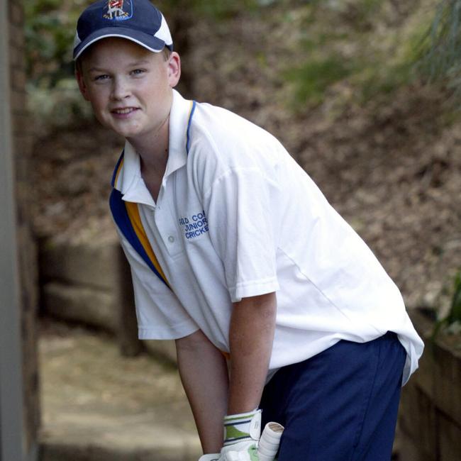 JANUARY 25, 2006: Joel Burgess plays cricket for the Gold Coast team. PicKate/Czerny
