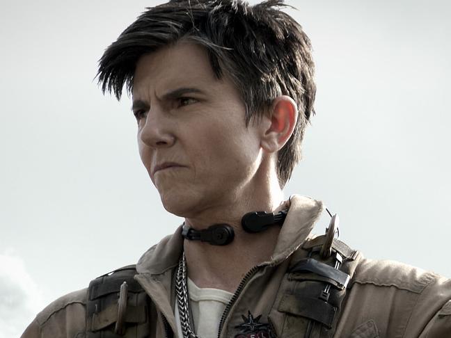 ARMY OF THE DEAD - TIG NOTARO as PETERS in ARMY OF THE DEAD. Cr. SCOTT GARFIELD/NETFLIX © 2021