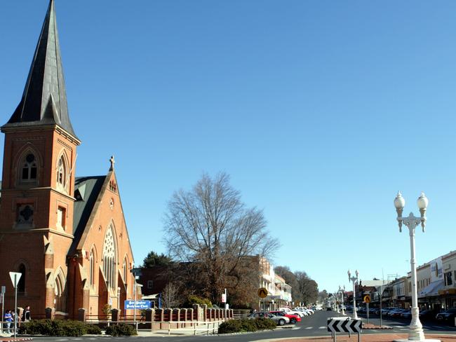 Juvenile justice staff escorting a girl to Bathurst mistakenly dropped her off at a drug house instead of court-approved carers.