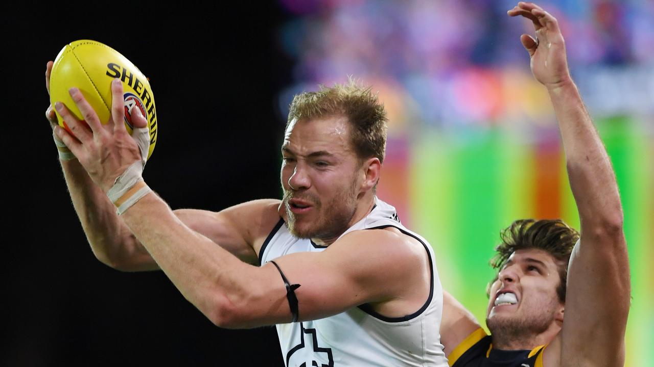 Harry McKay marks in front of Crow Jordon Butts. Picture: Mark Brake/Getty Images