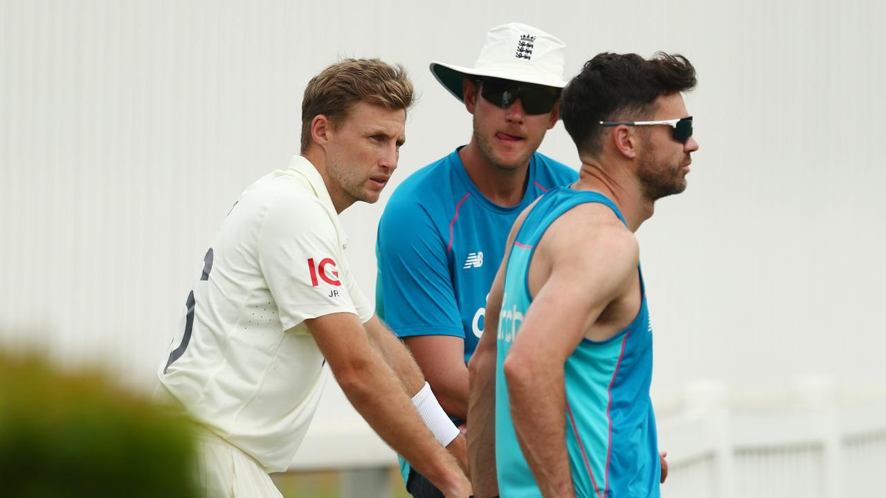 Brett Lee believes something is up after Stuart Broad and Jimmy Anderson were both left out of the opening Ashes Test. Photo: Getty Images