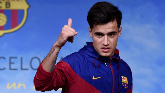 Barcelona's new Brazilian midfielder Philippe Coutinho poses for a picture in Barcelona on January 7, 2018.  Coutinho is in Barcelona to tie up a 160-million-euro ($192 million) move from Liverpool, the third-richest deal of all time. / AFP PHOTO / Josep LAGO