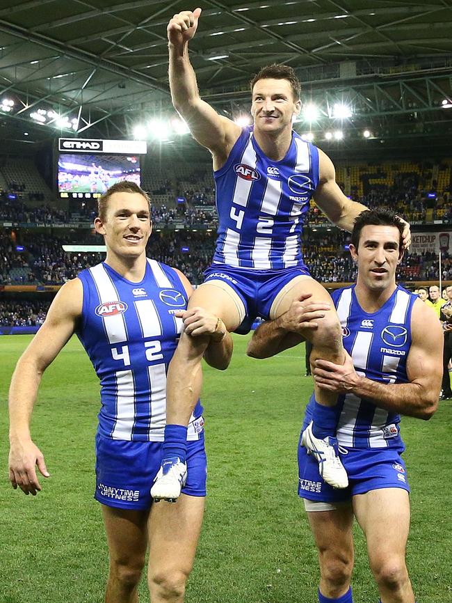 Brent Harvey is chaired off after breaking the VFL/AFL games record.