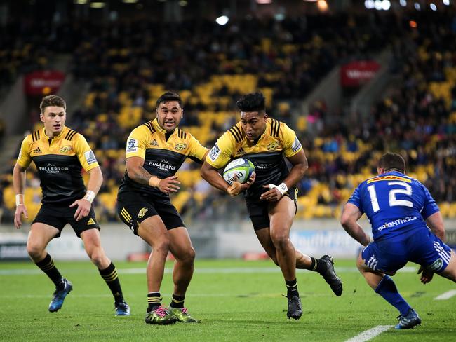 WELLINGTON, NEW ZEALAND - MAY 05:  Julian Savea of the Hurricanes makes a break on his way to scoring a try during the round 11 Super Rugby match between the Hurricanes and the Stormers at Westpac Stadium on May 5, 2017 in Wellington, New Zealand.  (Photo by Hagen Hopkins/Getty Images)