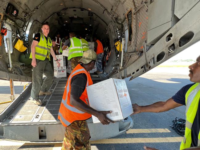 This handout photo taken on May 29, 2024 and received on May 30, 2024 from the Australian Defence Force shows ground staff and members of the Royal Australian Air Force unloading aid from an aircraft near the site of the landslide in Yambali village, in Papua New Guinea's Enga Province. (Photo by Handout / Australian Defence Force / AFP) / RESTRICTED TO EDITORIAL USE - MANDATORY CREDIT "AFP PHOTO / AUSTRALIAN DEFENCE FORCEâ - NO MARKETING NO ADVERTISING CAMPAIGNS - DISTRIBUTED AS A SERVICE TO CLIENTS