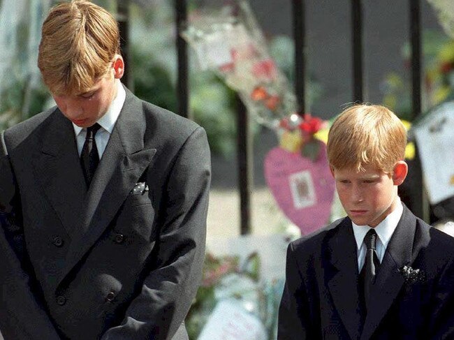 (FILES) In this file photo taken on September 06, 1997 Britain's Prince William (L) and Britain's Prince Harry bow their heads as their mother's coffin is taken out of Westminster Abbey following her funeral service in London. - Princes William and Harry hit out at the BBC and journalist Martin Bashir over "the deceitful way" Bashir obtained his explosive TV interview with Princess Diana, their late mother, in which she detailed her troubled marriage to Prince Charles. (Photo by ADAM BUTLER / POOL / AFP)