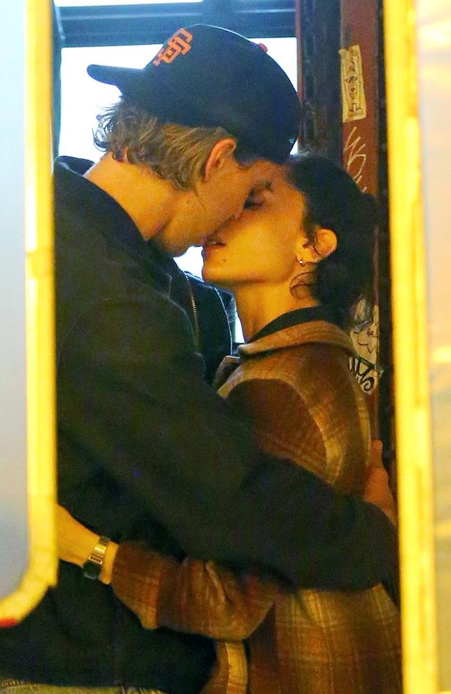 Austin Butler and Zoe Kravitz share a passionate kiss while filming a scene for ‘Caught Stealing’ in New York City. Picture: Splash/Backgrid