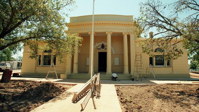 17 Mar 1999 PicBruce/Long The Roma District courthouse undergoing restoration. buildings exterior renovations qld law 35/K/13109-13110