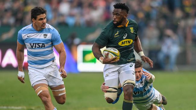 Argentina winger Sebastian Cancelliere tackles South Africa flanker Siya Kolisi.