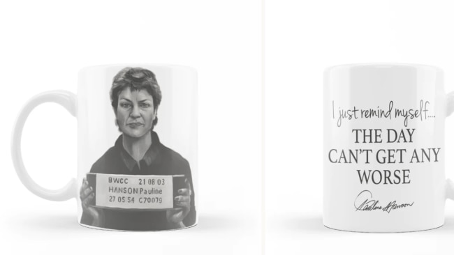 在 One Nation 的网站上，“Pauline Hanson Mugshot 11 盎司咖啡杯”售价为每个 10 美元，或者六件装的售价为 48 美元。