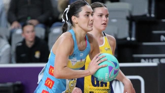 HART Sapphire Series Netball 2024 prelim final between Sunshine Coast Thunder (yellow) and Gold Coast Titans (blue). Jess Milne with the ball.