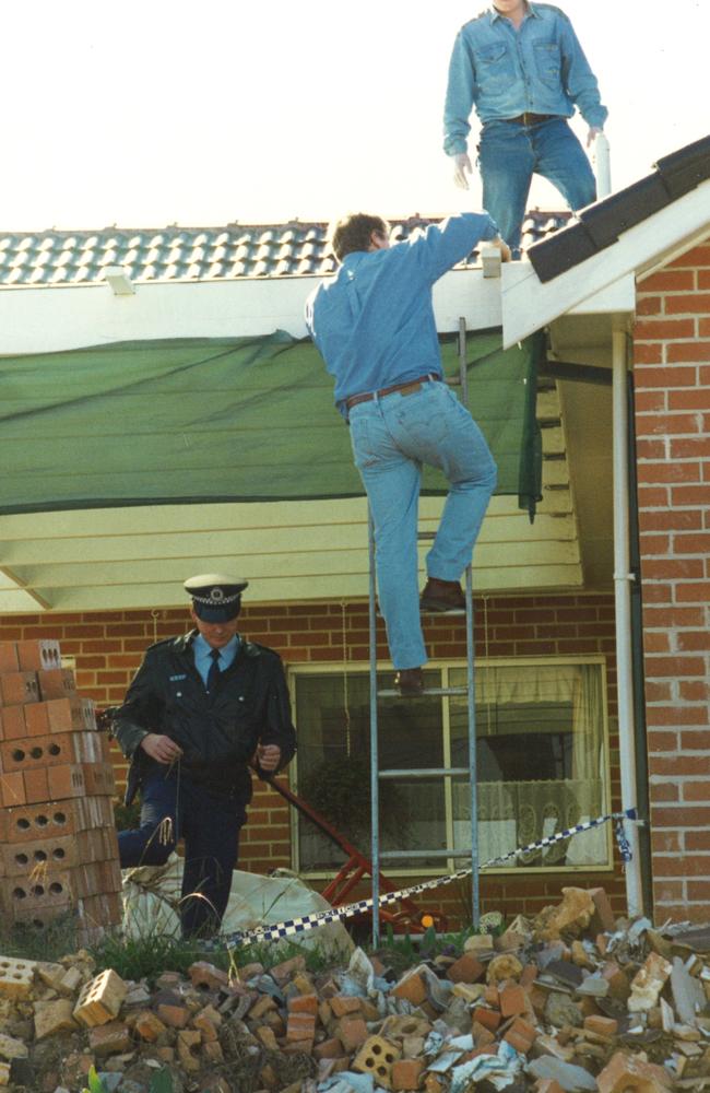 Detectives inspect Ivan Milat’s Eagle Vale house in 1994 on the day of his arrest after an investigation led by Clive Small. Picture: Jeff Darmanin/ Macarthur Chronicle