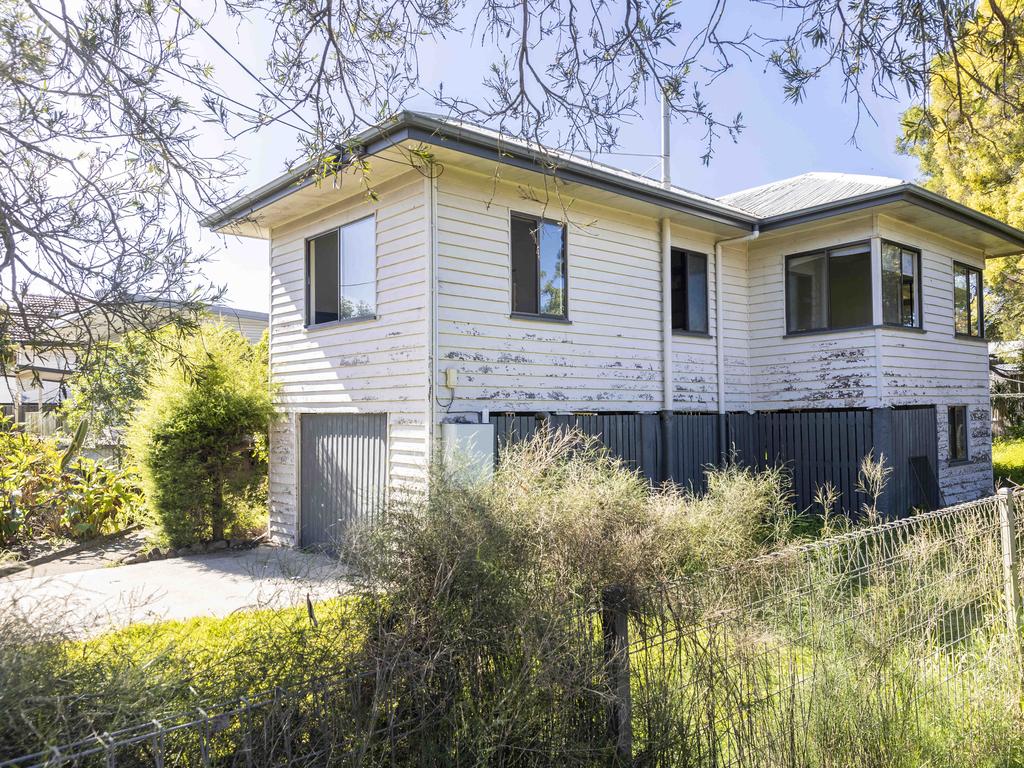 An abandoned / unoccupied, flood damaged house on Corella Street, Rocklea. Many houses in Rocklea have been unoccupied since the floods in February, with some apparently unoccupied since the 2011 flood. Picture : Matthew Poon.