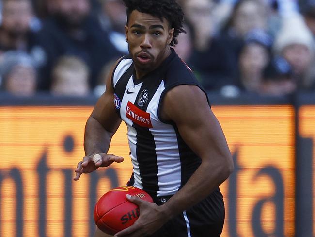 MELBOURNE, AUSTRALIA - JULY 30: Isaac Quaynor of the Magpies runs with the ball during the round 20 AFL match between the Collingwood Magpies and the Port Adelaide Power at Melbourne Cricket Ground on July 30, 2022 in Melbourne, Australia. (Photo by Daniel Pockett/Getty Images)