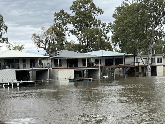 21 November 2022 .  Murray River rising in South Australia - between Murray Bridge and Mannum  .  Shacks at Morgan . Picture : James Juers