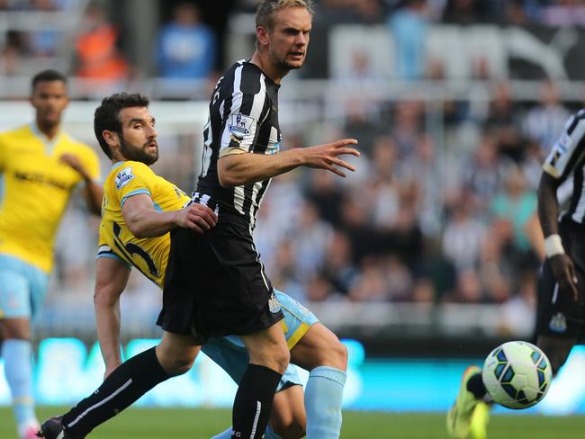 Newcastle United's Siem De Jong, right, vies for the ball with Crystal Palace's captain Mile Jedinak, left, during their English Premier League soccer match at St James' Park, Newcastle, England, Saturday, Aug. 30, 2014. (AP Photo/Scott Heppell)