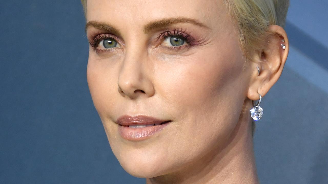 Charlize Theron reveals the popular ‘90s beauty trend she’s ‘still ...