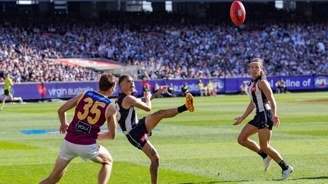 MELBOURNE , AUSTRALIA. September 30, 2023. AFL Grand Final between Collingwood and the Brisbane Lions at the MCG. Bobby Hill Kicks a goal in the second q.  Picture by Jason Edwards