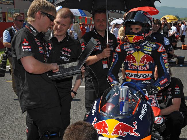 Marquez on the grid at Mugello. Recognise the men to the left of frame? They are Patrick Unger and team boss Aki Ajo, who Jack Miller now rides for.