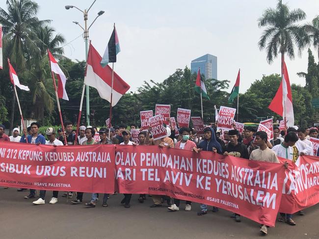 Protestors against any Australian Israel embassy shift move towards Australia’s embassy in Jakarta as dozens of Indonesian police deployed to prevent violence. Picture: Amanda Hodge