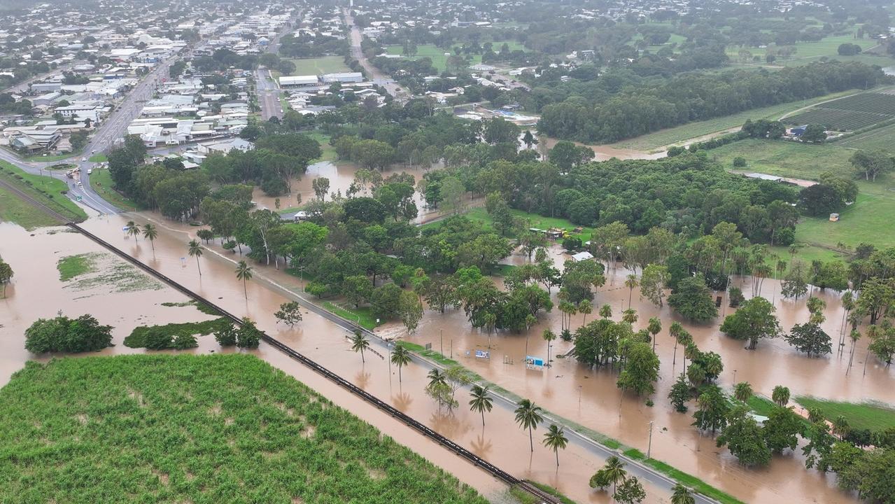 Burdekin River cuts Bruce Hwy as major flood levels forecast