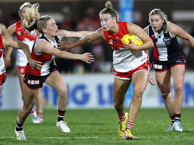 SydneyÃs Montana Ham fends off during the Round 1 AFLW match and first ever game for the Sydney Swans v St. Kilda at North Sydney Oval on 27th August, 2022. Photo by Phil Hillyard(Image Supplied for Editorial Use only - **NO ON SALES** - Â©Phil Hillyard )