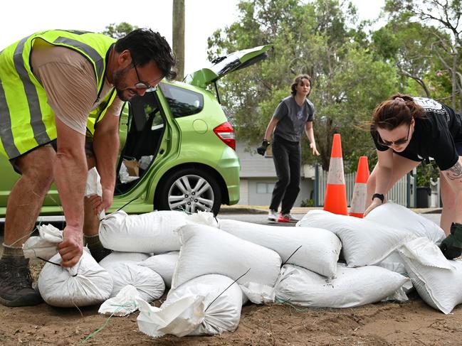 Volunteers help residents collect sandbags at a Lota depot in Brisbane. Picture: Albert Perez/Getty Images