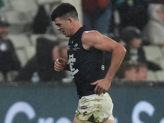 MELBOURNE, AUSTRALIA - JUNE 30: Matthew Kennedy of the Blues leaves the field with an injury during the round 16 AFL match between Richmond Tigers and Carlton Blues at Melbourne Cricket Ground, on June 30, 2024, in Melbourne, Australia. (Photo by Daniel Pockett/Getty Images)