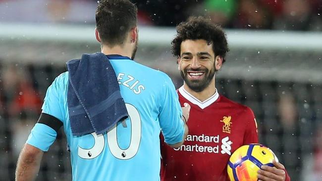 Mohamed Salah shakes hands with Orestis Karnezis