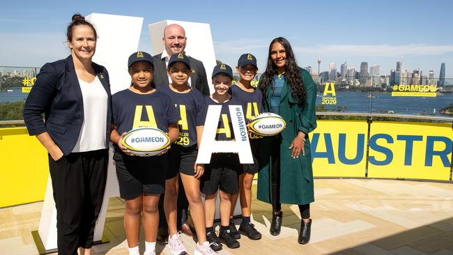 SYDNEY, AUSTRALIA – APRIL 04: Shannon Parry (l) of the Wallaroos, Wallaroos head coach Jay Tregonning (c) and Mahalia Murphy (r) of the Wallaroos pose with junior rugby players during an Australian Rugby World Cup Bid Media Opportunity at Taronga Zoo on April 04, 2022 in Sydney, Australia. (Photo by Mark Kolbe/Getty Images for Rugby Australia)