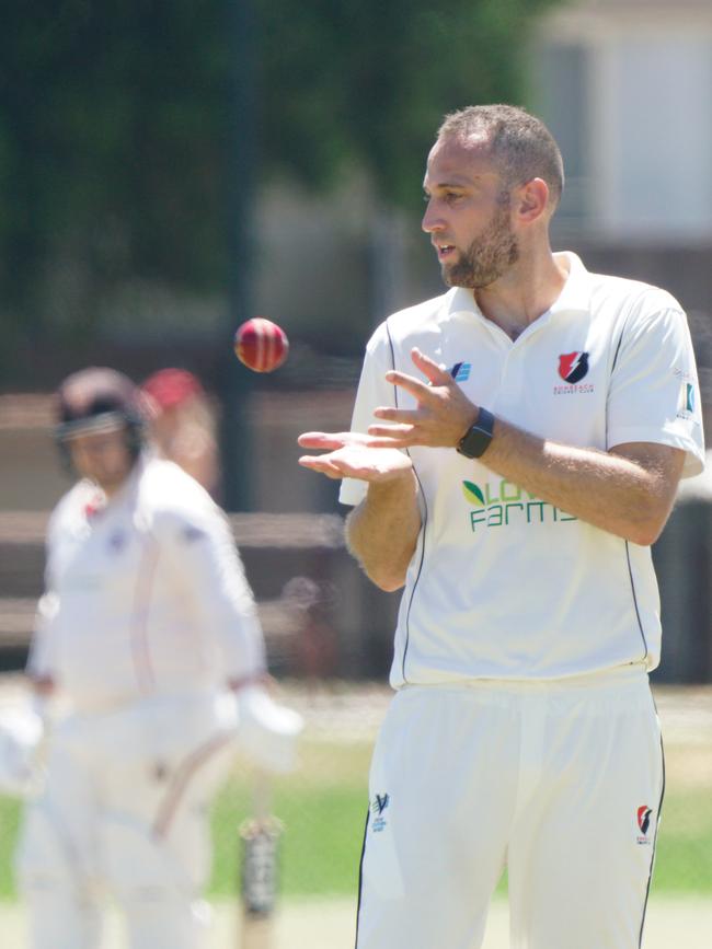 Callum Dodson with the new ball for Bonbeach. Picture: Valeriu Campan