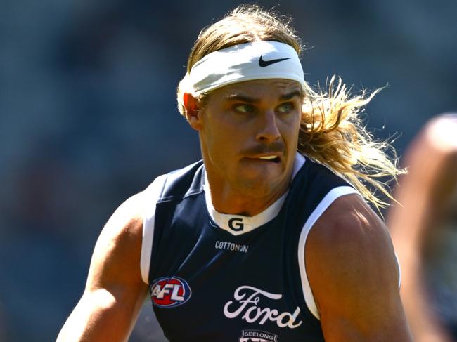 GEELONG, AUSTRALIA - FEBRUARY 17:  Bailey Smith of the Cats looks to pass the ball during the AFL practice match between Geelong Cats and Hawthorn Hawks at GMHBA Stadium on February 17, 2025 in Geelong, Australia. (Photo by Quinn Rooney/Getty Images)