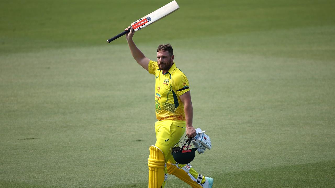 Aaron Finch of Australia acknowledges the crowd as he walks off. Photo by Robert Cianflone/Getty Images