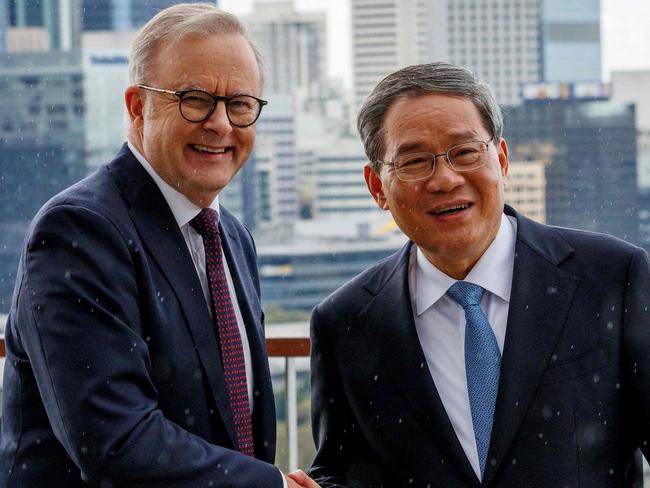 PERTH, AUSTRALIA. NewsWire Photos. JUNE 18, 2024. Australian Prime Minister Anthony Albanese (L) talks to China's Premier Li Qiang at the Kaarta Gar-up Lookout in Kings Park before an Australia-China CEO Roundtable in Perth . Picture: NewsWire Photos/ Richard Wainwright/ POOL