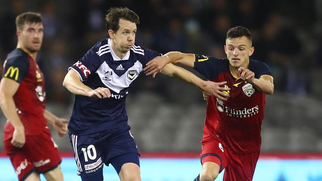 Victory veteran Robbie Kruse tries to shrug off United’s Louis D'Arrigo. Picture: Getty Images)