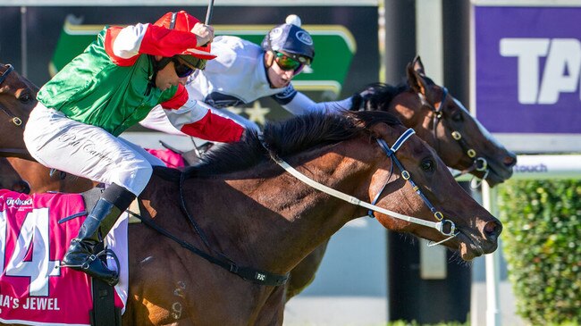 Overpass defeats Amelia's Jewel in a remarkable photo finish to the inaugural The Quokka last year. Picture: Western Racepix