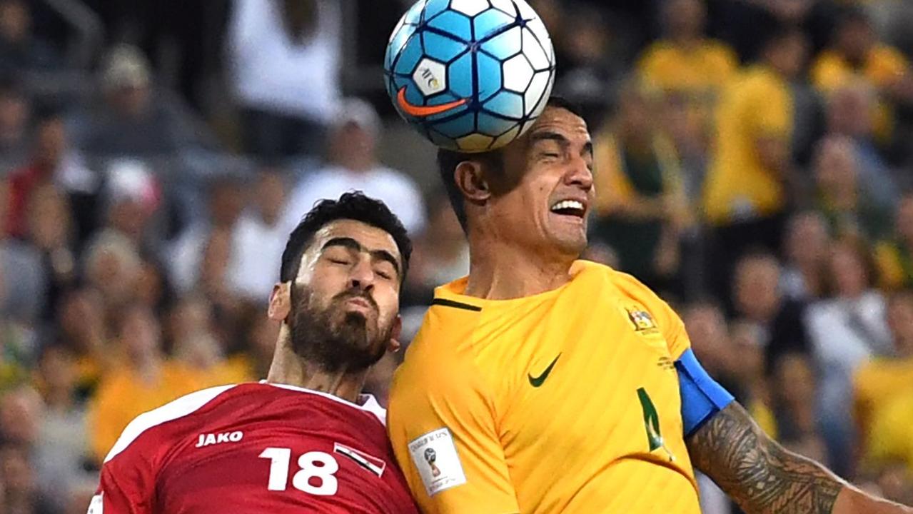 Tim Cahill of Australia (R) heads home the winning goal as MHD. Zaher Almedani of Syria (C) challenges during their 2018 World Cup football qualifying match against Syria played in Sydney on October 10, 2017. / AFP PHOTO / WILLIAM WEST / -- IMAGE RESTRICTED TO EDITORIAL USE - STRICTLY NO COMMERCIAL USE --