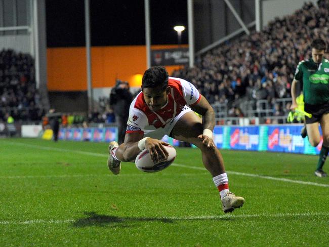 ST HELENS, ENGLAND - FEBRUARY 02: Ben Barba of St Helens scores the first try during the Betfred Super League match between St Helens and Castleford Tigers at Langtree Park on February 2, 2018 in St Helens, England. (Photo by Nathan Stirk/Getty Images)