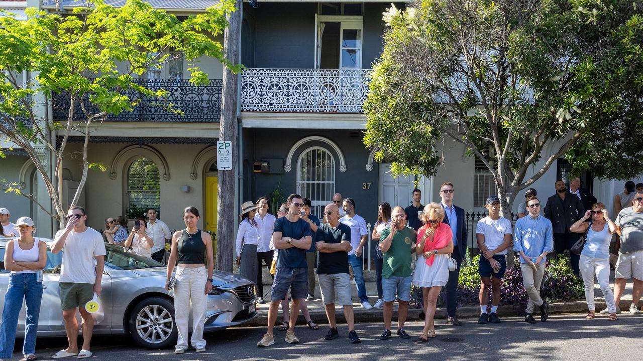 The busy auction drew a large crowd. Picture: Thomas Lisson