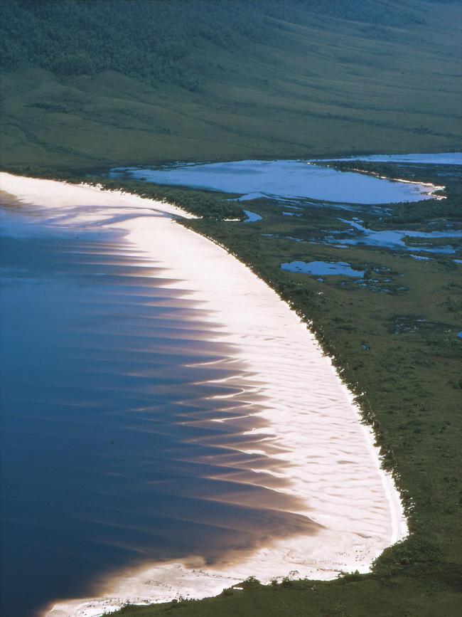 Lake Pedder in the southwest of Tasmania, prior to flooding.