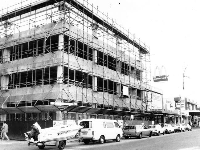 54-58 Wells St under construction in 1985. Dr Geoffrey Edelsten was given a permit to open a 24 hour medical clinic in the complex. Picture: HWT Library