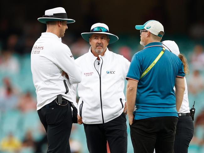 SYDNEY, AUSTRALIA - JANUARY 04: Umpires Michael Gough and Richard Illingworth are seen in the middle as play is suspended due to bad light during day two of the Men's Third Test Match in the series between Australia and Pakistan at Sydney Cricket Ground on January 04, 2024 in Sydney, Australia. (Photo by Darrian Traynor/Getty Images)