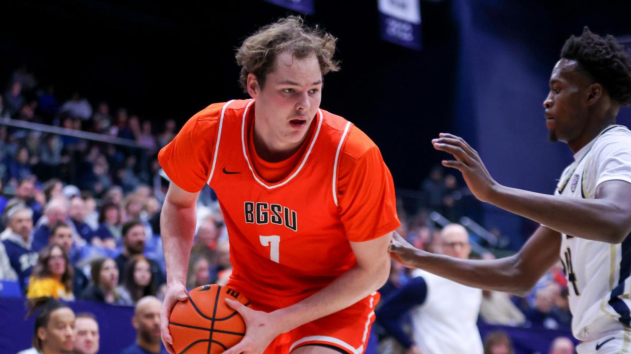 Bowling Green Falcons centre Jason Spurgin is defended by Akron Zips guard Ali Ali. (Photo by Frank Jansky/Icon Sportswire via Getty Images)