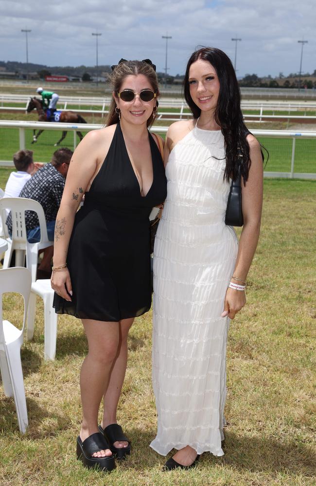 Charlotte Harris and Clarinda Goren at the Pakenham Cup. Picture: Brendan Beckett